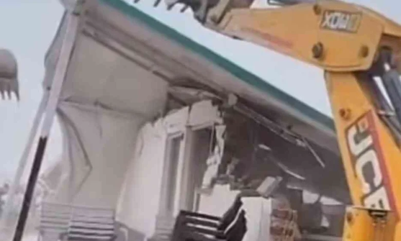 Breaking News : "जमीन हमारी, हुकूमत भी हमारी!", ग्रेटर नोएडा की 50 करोड़ की जमीन से हटाया गया अवैध कब्जा!, भनौता गांव में फार्म हाउस तोड़कर प्राधिकरण ने दिखाई सख्ती, बुलडोजर एक्शन से हड़कंप, भूमाफियाओं में मची खलबली 1 JPEG 20250625 131214 5459942035688587776 converted
