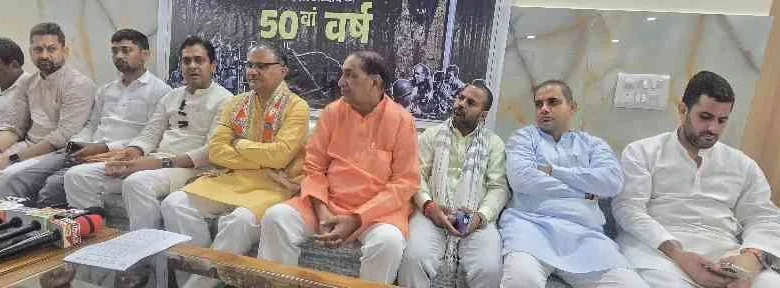 Emergency Anniversary Congress Truth : जब लोकतंत्र पर पड़ा था साया, ग्रेटर नोएडा में आपातकाल की भयावहता पर लगी ‘सत्याग्रह प्रदर्शनी’, भाजपा नेताओं ने सुनाई 1975 की काली रात की दास्तान, लोकतंत्र पर लगी बेड़ियों की याद, ग्रेटर नोएडा में आपातकाल पर सत्याग्रह प्रदर्शनी और पत्रकार वार्ता आयोजित 1 JPEG 20250625 181451 1113613816323668547 converted