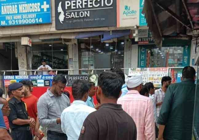 Greater Noida Authority News : अवैध कब्जों पर ग्रेटर नोएडा प्राधिकरण का बड़ा एक्शन!, अजनारा होम्स सोसाइटी में 4 अवैध कियोस्क सील, 9 रेहड़ी-पटरी जब्त, असामाजिक तत्वों पर लगाम, निवासियों को मिली राहत 1 JPEG 20250625 193023 7838326491196908944 converted