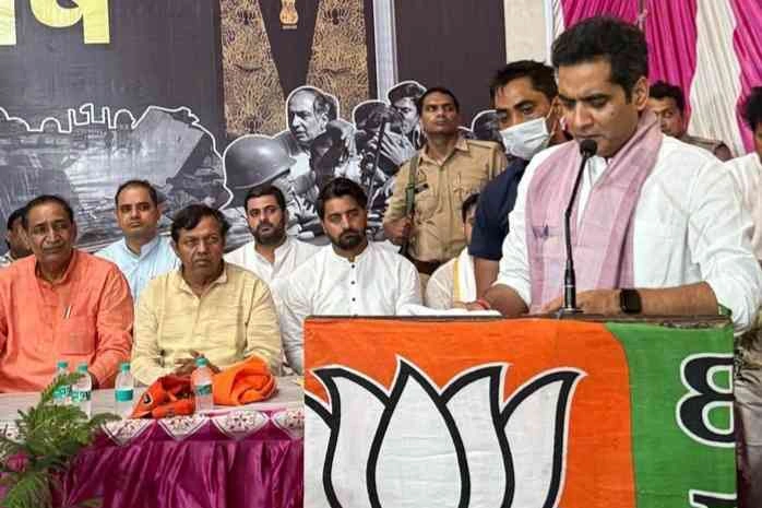 BJP Breaking News : “25 जून 1975 की काली रात” को भुलाया नहीं जा सकता!, पटवारी का बाग गांव में भाजपा ने आपातकाल विरोध दिवस पर आयोजित की जनजागरण गोष्ठी, पंकज सिंह बोले - कांग्रेस ने लोकतंत्र को जंजीरों में जकड़ा 1 JPEG 20250625 193024 4287746117856926623 converted