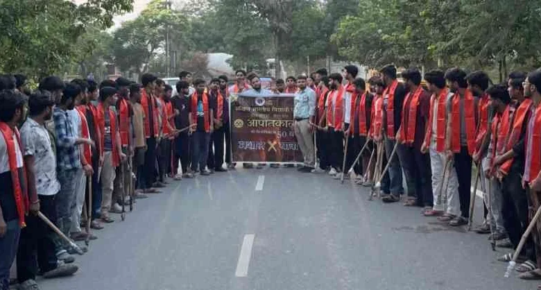 ABVP Emergency News : जब जले मशालें लोकतंत्र की रक्षा के लिए, ग्रेटर नोएडा की सड़कों पर एबीवीपी का जोश, आपातकाल की 50वीं बरसी पर निकला ऐतिहासिक जुलूस, छात्रों ने दिखाई एकता, कहा – जब भी संविधान पर हमला होगा, हम मशाल बनकर खड़े होंगे! 1 JPEG 20250625 214027 5731473367585167001 converted