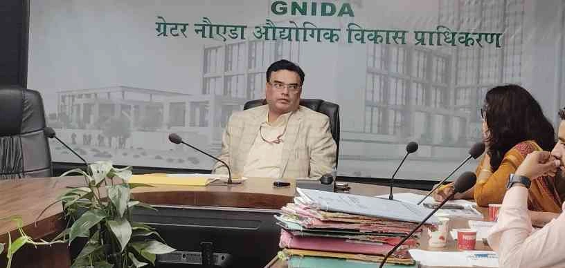 Greater Noida Authority News : खरीदारों के नाम रजिस्ट्री में कोई लापरवाही नहीं चलेगी!, ग्रेनो प्राधिकरण की बिल्डरों को दो टूक चेतावनी, जल्द कराएं रजिस्ट्री, वरना रद्द हो सकती हैं सुविधाएं, ग्रेनो प्राधिकरण के एसीईओ सौम्य श्रीवास्तव ने क्रेडाई के प्रतिनिधियों के साथ की बैठक 2 JPEG 20250626 195049 1118995178726204486 converted