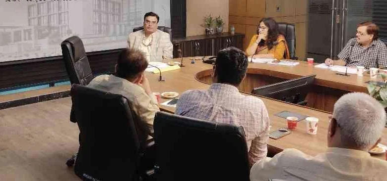 Greater Noida Authority News : खरीदारों के नाम रजिस्ट्री में कोई लापरवाही नहीं चलेगी!, ग्रेनो प्राधिकरण की बिल्डरों को दो टूक चेतावनी, जल्द कराएं रजिस्ट्री, वरना रद्द हो सकती हैं सुविधाएं, ग्रेनो प्राधिकरण के एसीईओ सौम्य श्रीवास्तव ने क्रेडाई के प्रतिनिधियों के साथ की बैठक 1 JPEG 20250626 195049 6712216130566948466 converted