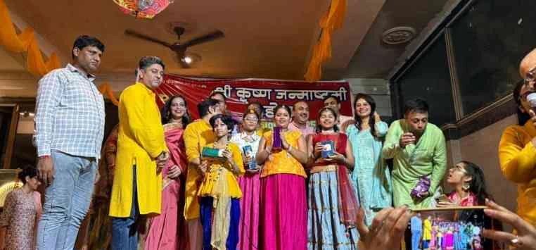 Greater Noida News : पैरामाउंट गोल्फ फॉरेस्ट में धूमधाम से मना जन्माष्टमी महोत्सव, भक्ति और उल्लास से सराबोर रहा पूरा परिसर, बच्चों की प्रतियोगिता बनी मुख्य आकर्षण, भव्य सजावट और श्रद्धालुओं का उत्साह 2 JPEG 20250817 144050 8388212948490349020 converted