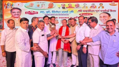 Surajpur Ramlila News : सूरजपुर रामलीला में राम-सीता मिलन, सीता स्वयंवर और परशुराम संवाद का भव्य मंचन, हजारों श्रद्धालुओं की उमड़ी भीड़, पूर्व उपमुख्यमंत्री दिनेश शर्मा ने कहा “रामायण हमें भाईचारे और त्याग का सबसे बड़ा संदेश देती है”, पार्किंग और सुरक्षा की विशेष व्यवस्था 1 FB IMG 1758821665817 converted