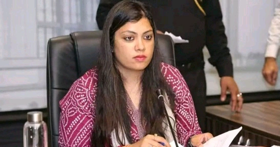 नोएडा DM मेधा रूपम लापरवाही पर सख्त 60 बीएलओ पर FIR दर्ज converted 1