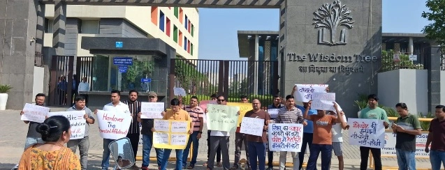 Breaking News : “40% फीस बढ़ाकर शिक्षा नहीं, अभिभावकों की जेब पर डाला बोझ!”, ग्रेटर नोएडा वेस्ट में द विजडम ट्री स्कूल के बाहर फूटा गुस्सा, पोस्टर-बैनर लेकर सड़क पर उतरे पैरेंट्स, डीएम के आदेश के बावजूद फीस वृद्धि से बढ़ा विवाद, स्कूल के बाहर लगे पोस्टर, गूंजे नारे 1 20260516 155801 converted