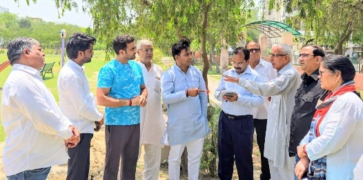 Delte 2 News : सूखे पार्क, टूटी हरियाली और नाराज़ निवासी!, आखिरकार जागा ग्रेटर नोएडा प्राधिकरण, डीजीएम समेत अफसरों की टीम पहुंची डेल्टा-2 — सेक्टरवासियों ने दिखाया “जमीन पर विकास” का असली हाल, “ग्रीन सेक्टर” का सपना हुआ फीका 1 IMG 20260507 WA0038 converted