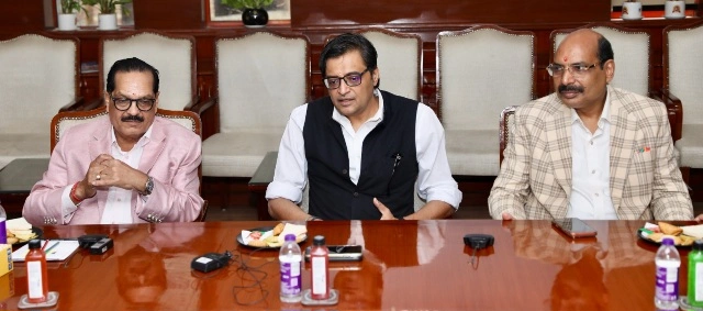 Sharda University News : “अब सिर्फ क्लासरूम नहीं, कैमरे के सामने भी चमकेगा करियर!”, शारदा यूनिवर्सिटी में खुला हाईटेक टीवी स्टूडियो, अर्णब गोस्वामी बोले- ‘राष्ट्रहित ही असली पत्रकारिता’मीडिया एजुकेशन को मिला नया आयाम, लाइव न्यूज़ रूम जैसा माहौल अब कैंपस में ही, “विश्वस्तरीय शिक्षा के साथ आधुनिक सुविधाएं देना हमारा लक्ष्य” — पी.के. गुप्ता 1 IMG 20260512 WA0032 converted