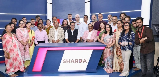 Sharda University News : “अब सिर्फ क्लासरूम नहीं, कैमरे के सामने भी चमकेगा करियर!”, शारदा यूनिवर्सिटी में खुला हाईटेक टीवी स्टूडियो, अर्णब गोस्वामी बोले- ‘राष्ट्रहित ही असली पत्रकारिता’मीडिया एजुकेशन को मिला नया आयाम, लाइव न्यूज़ रूम जैसा माहौल अब कैंपस में ही, “विश्वस्तरीय शिक्षा के साथ आधुनिक सुविधाएं देना हमारा लक्ष्य” — पी.के. गुप्ता 2 IMG 20260512 WA00331 converted