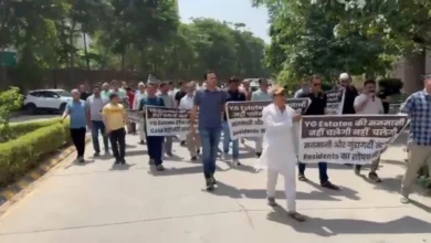 Supertech Society News : “80 पैसे ने बढ़ा दिया गुस्सा”!, सुपरटेक Czar के लोग उतरे सड़कों पर, बोले—‘मेंटेनेंस के नाम पर लूट बंद करो’, बदहाल सुविधाओं पर बिल्डर और एजेंसी के खिलाफ फूटा आक्रोश, 6 महीने में दूसरी बार बढ़ा चार्ज, निवासियों में भारी नाराजगी, लिफ्ट खराब, बेसमेंट में लीकेज, सफाई व्यवस्था ध्वस्त 8 IMG 20260518 WA0015 converted
