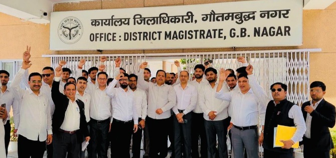 Breaking News : “काले कोट पर बरसी लाठियां, कानून के रखवालों में उबाल!”, लखनऊ लाठीचार्ज के विरोध में गौतमबुद्ध नगर बार एसोसिएशन का बड़ा प्रदर्शन, सरकार को दी आंदोलन की चेतावनी, मुख्यमंत्री के नाम जिलाधिकारी को सौंपा ज्ञापन, अधिवक्ताओं में दिखा भारी आक्रोश 2 IMG 20260518 WA0027