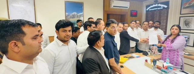 Breaking News : “काले कोट पर बरसी लाठियां, कानून के रखवालों में उबाल!”, लखनऊ लाठीचार्ज के विरोध में गौतमबुद्ध नगर बार एसोसिएशन का बड़ा प्रदर्शन, सरकार को दी आंदोलन की चेतावनी, मुख्यमंत्री के नाम जिलाधिकारी को सौंपा ज्ञापन, अधिवक्ताओं में दिखा भारी आक्रोश 1 IMG 20260518 WA0032 converted
