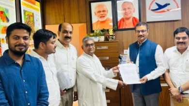 YEIDA Authority News : “अब किसानों को सिर्फ आश्वासन नहीं, ज़मीन पर अधिकार मिलेगा!” — यमुना प्राधिकरण ने 589 किसानों को भेजे आबादी भूखंड के आरक्षण पत्र, तिरथली गांव में खुशी की लहर, अपैरल पार्क के विकास के बीच किसानों को मिला बड़ा तोहफा, YEIDA सीईओ राकेश सिंह ने कहा —‘विकास भी होगा और किसानों का सम्मान भी’ 4 IMG 20260518 WA0052 converted