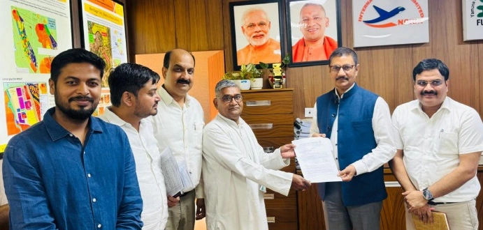 YEIDA Authority News : “अब किसानों को सिर्फ आश्वासन नहीं, ज़मीन पर अधिकार मिलेगा!” — यमुना प्राधिकरण ने 589 किसानों को भेजे आबादी भूखंड के आरक्षण पत्र, तिरथली गांव में खुशी की लहर, अपैरल पार्क के विकास के बीच किसानों को मिला बड़ा तोहफा, YEIDA सीईओ राकेश सिंह ने कहा —‘विकास भी होगा और किसानों का सम्मान भी’ 1 IMG 20260518 WA0052 converted
