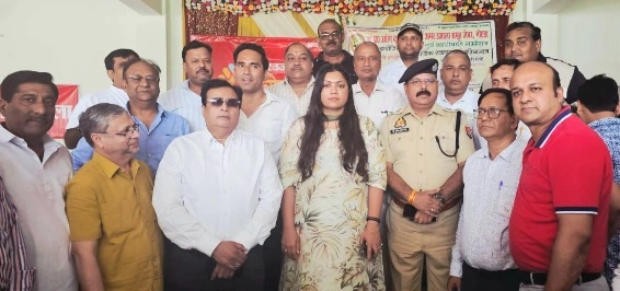 Jewar News : “जेवर के व्यापारियों की हुंकार, प्रशासन दरबार में लगा समस्याओं का अंबार!”, 200 से ज्यादा कारोबारी जुटे, डीएम-डीसीपी ने मौके पर सुनी परेशानी, कई मुद्दों का तुरंत हुआ समाधान, दीप प्रज्वलन के साथ हुआ सम्मेलन का शुभारंभ, डीएम मेघा रूपम ने दिया भरोसा — “व्यापारियों की समस्याएं प्राथमिकता” 1 IMG 20260520 WA0025 converted