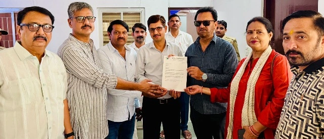 Active Citizen Team News : “नोएडा में इलाज नहीं, जेब का ऑपरेशन हो रहा!”, निजी अस्पतालों के लिए फिर निकले प्लॉट तो भड़क उठे नागरिक, बोले- ‘अब चाहिए सरकारी सुपर स्पेशियलिटी अस्पताल, नहीं तो आम आदमी का इलाज भगवान भरोसे’, एक्टिव सिटीजन टीम ने कलेक्ट्रेट पहुंचकर मुख्यमंत्री के नाम सौंपा ज्ञापन, कहा प्राधिकरण खुद बनाए अस्पताल” 1 IMG 20260522 WA0058 converted