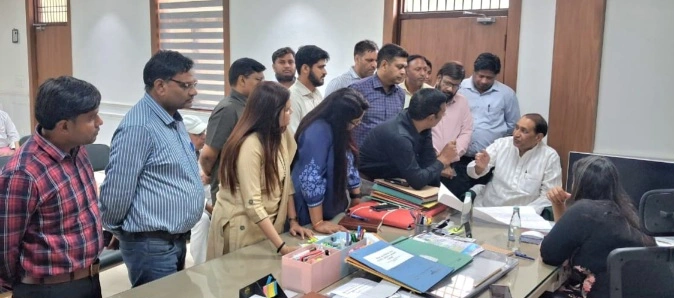 Breaking News : “अब इलाज के लिए नहीं दौड़ेंगे मरीज, बिसाहड़ा में बनेगा 100 बेड का सुपर फैसिलिटी अस्पताल!” — दादरी विधायक तेजपाल नागर और डीएम मेधा रूपम ने अफसरों संग की बड़ी समीक्षा बैठक, स्वास्थ्य सेवाओं को मिलेगा नया ‘ऑक्सीजन’ 1 IMG 20260523 WA0047 converted