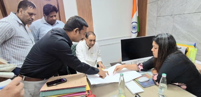 Breaking News : “अब इलाज के लिए नहीं दौड़ेंगे मरीज, बिसाहड़ा में बनेगा 100 बेड का सुपर फैसिलिटी अस्पताल!” — दादरी विधायक तेजपाल नागर और डीएम मेधा रूपम ने अफसरों संग की बड़ी समीक्षा बैठक, स्वास्थ्य सेवाओं को मिलेगा नया ‘ऑक्सीजन’ 2 IMG 20260523 WA0048 converted