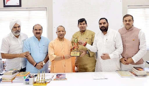 Breaking News : “बजट से लेकर जेवर में बेरहम हत्या तक…, लखनऊ में गरजे शिक्षक विधायक श्रीचंद शर्मा!, मुख्यमंत्री योगी से मुलाकात में शिक्षा, कानून व्यवस्था और सनातन सम्मान पर रखी बड़ी मांगें”, 5 कालिदास मार्ग पर हुई अहम मुलाकात, दो ज्वलंत मामलों पर सीएम से की सख्त कार्रवाई की मांग, शिक्षक राजनीति में फिर मिला भरोसा 1 IMG 20260527 WA0015 converted