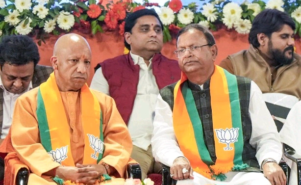 UP BJP News : “टिकट कटेगा या दोबारा मिलेगा मौका?” बीजेपी में मचा अंदरूनी मंथन, ‘गायब’ विधायकों, कमजोर रिपोर्ट कार्ड और 70 पार नेताओं पर हाईकमान की पैनी नजर!, 2027 के महासंग्राम से पहले भाजपा का बड़ा सर्वे ऑपरेशन शुरू, जनता से पूछा जा रहा—“आपका विधायक कितना एक्टिव?” 1 WhatsApp Image 2025 12 18 at 3.44 converted