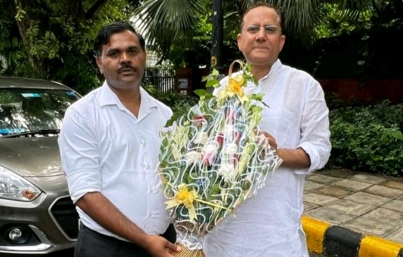Good News : “संगठन के सिपाही को मिली बड़ी जिम्मेदारी!” हापुड़ से लेकर मेरठ-गाजियाबाद तक चर्चा में नाम, MLC धर्मेंद्र भारद्वाज ने परमानंद कौशिक पर जताया भरोसा—अब जनता और प्रशासन के बीच निभाएंगे अहम सेतु की भूमिका 1 WhatsApp Image 2026 05 25 at 5.41 converted 1