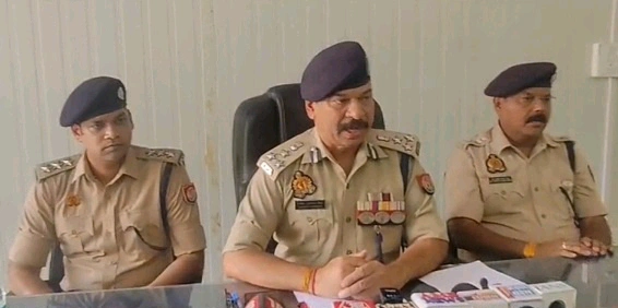 Breaking News : “हुक्का पिलाने पर दादी ने लगाई थी डांट… बदले में ले ली मासूम की जान!” जेवर में दिल दहला देने वाले गोपाल शर्मा हत्याकांड का खुलासा, पुलिस मुठभेड़ में दो बदमाशों के पैर में लगी गोली, खाली पड़े मकान में दी गई थी दर्दनाक मौत, इलेक्ट्रॉनिक सर्विलांस और पुलिस की सख्ती से खुला पूरा राज — गांव में सनसनी, परिजनों में आक्रोश 2 WhatsApp Image 2026 05 27 at 5.59.06 PM 1 converted