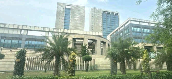 Greater Noida Authority News : ग्रेटर नोएडा प्राधिकरण में बड़ा प्रशासनिक फेरबदल!, विकास परियोजनाओं को मिलेगी नई रफ्तार, दो नए अधिकारियों के कंधों पर सौंपी गई अहम जिम्मेदारियां, उद्यान से लेकर स्वास्थ्य विभाग तक अब होगी सख्त निगरानी, विजय कुमार रावल को मिला बड़ा दायित्व, आठ वर्क सर्किल के साथ स्वास्थ्य और उद्यान विभाग की जिम्मेदारी भी 1 1781071185 6a28fd51ce0be converted 1