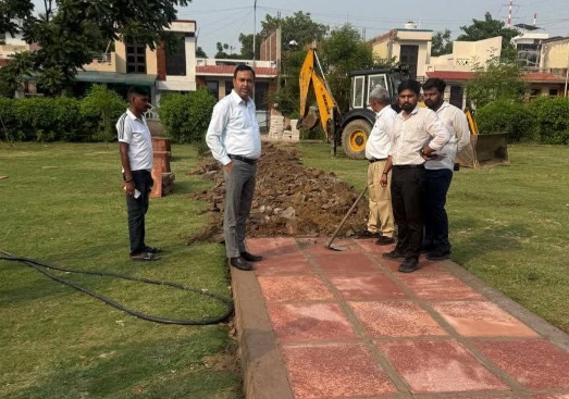 Greater Noida Authority News : 10 दिन में उखड़ गया करोड़ों के सपनों का रास्ता!, ग्रेटर नोएडा अथॉरिटी का बड़ा एक्शन, घटिया पाथवे पर चला बुलडोजर, ठेकेदार ब्लैकलिस्ट, अफसरों पर भी गिरी गाज, एसीईओ श्रीलक्ष्मी वीएस के औचक निरीक्षण में खुली पोल, टूटी झूले, सूखे पौधे और बढ़ी घास ने खोली रखरखाव की हकीकत, उप महाप्रबंधक विजय रावल को दिया निर्देश दो दिन में दोबारा निर्माण के निर्देश 2 FB IMG 1781440638655 converted 1