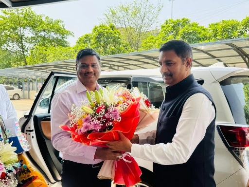 YEIDA Board Meeting News : 30 हजार करोड़ का निवेश, 8 हजार हेक्टेयर का इंडस्ट्रियल नोड, जेवर में ट्रैफिक पार्क और किसानों को बड़ी राहत!, YEIDA की 90वीं बोर्ड बैठक ने बदल दी विकास की तस्वीर, एयरपोर्ट सिटी बनने की ओर बढ़ा यमुना क्षेत्र, सेमीकंडक्टर से लेकर इलेक्ट्रॉनिक्स तक, उद्योगों को मिली नई उड़ान 2 IMG 20260608 WA0059 converted