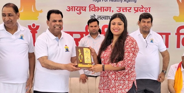 Breaking News : योग से गूंज उठा गौतम बुद्ध नगर, हजारों लोगों ने एक साथ किया प्राणायाम; मंत्री, विधायक, एमएलसी और अधिकारियों ने दिया स्वस्थ जीवन का संदेश, 12वें अंतर्राष्ट्रीय योग दिवस पर दिखी अद्भुत एकजुटता, “YOGA FOR HEALTHY AGEING” थीम के साथ शहीद विजय सिंह पथिक स्टेडियम और नोएडा इंडोर स्टेडियम में उमड़ा जनसैलाब, योगमय हुआ पूरा जनपद 1 IMG 20260621 WA0052