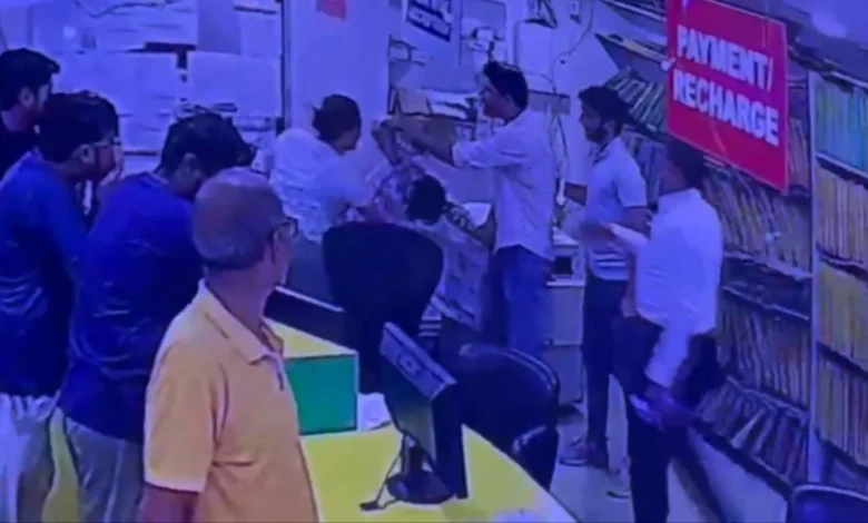 Noida News : गुस्से का ऐसा ‘हाई वोल्टेज ड्रामा’ कि देखते रह गए लोग!, शिकायत से नाराज महिला ने मेंटेनेंस ऑफिस में बरसाए थप्पड़, एक-दो नहीं बल्कि 20 से ज्यादा तमाचे, CCTV वीडियो वायरल, नोएडा की हाईराइज सोसायटी में हंगामे का वीडियो सोशल मीडिया पर चर्चा का विषय, पुलिस ने मामले का लिया संज्ञान 1 IMG 20260623 WA0005 converted