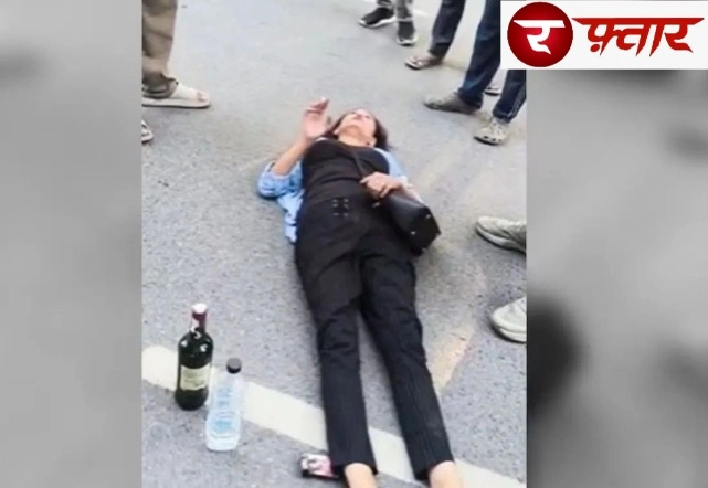 Greater Noida West News : ग्रेटर नोएडा वेस्ट की सड़क बनी ‘ड्रामा का मंच’!, बीच सड़क पर सिगरेट, बगल में बोतल और चारों तरफ तमाशबीनों की भीड़, वायरल वीडियो ने मचा दिया इंटरनेट पर बवाल, पुलिस और प्रशासन की भूमिका भी अहम 1 Screenshot 20260622 200027 PicCollage converted