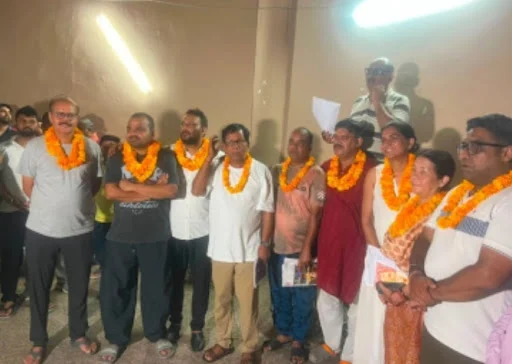 Amarpali Valley News : अम्रपाली लीजर वैली AOA चुनाव में 'टीम निष्ठा' का ऐतिहासिक विजय अभियान, 'टीम ऊर्जा' को मिली करारी शिकस्त; अमित गोयल बने सबसे बड़े विजेता, परमेश्वर सिंह ने भी दिखाया दम, अब बेहतर प्रबंधन और पारदर्शिता की बढ़ीं उम्मीदें 1 1784553687120298 0