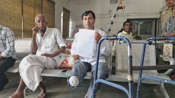 Yatharth Hospital News : 8 लाख रुपये खर्च, फिर भी नहीं बचा पैर! इलाज या लापरवाही?, ग्रेटर नोएडा के निजी अस्पताल पर गंभीर आरोप, पीड़ित परिवार ने डीएम से लगाई न्याय की गुहार, दुर्घटना में टूटा पैर, इलाज के भरोसे पहुंचे अस्पताल… दो साल बाद जिंदगी बदल गई; परिवार बोला– पहले लाखों रुपये लिए, फिर संक्रमण छिपाया, आखिरकार काटना पड़ा पैर 1 IMG 20260706 WA0061