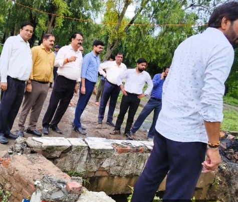 Greater Noida Authority News: बारिश बनी चुनौती, लेकिन ग्रेटर नोएडा प्राधिकरण रहा अलर्ट!, रातभर सड़कों पर डटे रहे अधिकारी, जलभराव पर चला त्वरित एक्शन, पंपों से निकला पानी और मिनटों में खुला रास्ता, सीईओ रवि कुमार NG का सख्त निर्देश—फील्ड छोड़ने की नहीं, समाधान देने की जिम्मेदारी 1 IMG 20260709 WA0049 converted 1