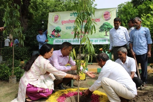 YEIDA News : "एक पेड़ माँ के नाम" अभियान को यमुना प्राधिकरण ने दी नई उड़ान, एक दिन में 77 हजार से अधिक पौधे रोपे, बच्चों को भी दिया पर्यावरण संरक्षण का संदेश, 35 करोड़ पौधे लगाने के लक्ष्य में YEIDA की महत्वपूर्ण भागीदारी 1 IMG 20260712 WA0023 converted