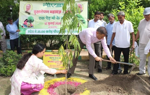 YEIDA News : "एक पेड़ माँ के नाम" अभियान को यमुना प्राधिकरण ने दी नई उड़ान, एक दिन में 77 हजार से अधिक पौधे रोपे, बच्चों को भी दिया पर्यावरण संरक्षण का संदेश, 35 करोड़ पौधे लगाने के लक्ष्य में YEIDA की महत्वपूर्ण भागीदारी 3 IMG 20260712 WA0024 converted