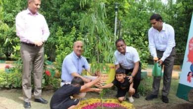 Noida Authority News : "एक पेड़ माँ के नाम 3.0" से हरियाली की नई क्रांति, नोएडा में मुख्यमंत्री योगी के अभियान को मिला जनसैलाब, हजारों पौधों के साथ पर्यावरण संरक्षण का लिया संकल्प, मुख्यमंत्री योगी आदित्यनाथ के नेतृत्व में चला महाअभियान, प्राधिकरण के अध्यक्ष दीपक कुमार, सीईओ कृष्णा करुणेश, YEIDA के CEO आर.के. सिंह, नोएडा प्राधिकरण की ACEO वंदना त्रिपाठी सहित अनेक वरिष्ठ अधिकारियों ने स्वयं पौधे लगाकर अभियान की शुरुआत की 6 IMG 20260712 WA0037 converted 1