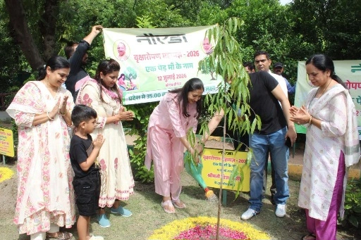 Noida Authority News : "एक पेड़ माँ के नाम 3.0" से हरियाली की नई क्रांति, नोएडा में मुख्यमंत्री योगी के अभियान को मिला जनसैलाब, हजारों पौधों के साथ पर्यावरण संरक्षण का लिया संकल्प, मुख्यमंत्री योगी आदित्यनाथ के नेतृत्व में चला महाअभियान, प्राधिकरण के अध्यक्ष दीपक कुमार, सीईओ कृष्णा करुणेश, YEIDA के CEO आर.के. सिंह, नोएडा प्राधिकरण की ACEO वंदना त्रिपाठी सहित अनेक वरिष्ठ अधिकारियों ने स्वयं पौधे लगाकर अभियान की शुरुआत की 4 IMG 20260712 WA0039 converted