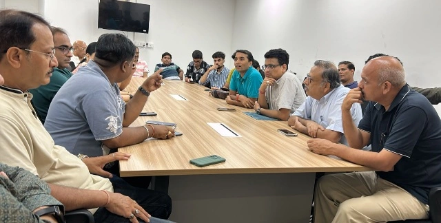 Greater Noida West News : ग्रैंडथुम ओनर्स हुए एकजुट!, कोर कमेटी का गठन, अवैध मेंटेनेंस शुल्क और होल्डिंग चार्ज खत्म कराना होगा पहला मिशन, आंदोलन की चेतावनी, मंगलवार तक दिया अल्टीमेटम, अध्यक्ष आशीष गुप्ता बोले— हर ओनर के अधिकारों की होगी रक्षा 1 IMG 20260712 WA0051 converted