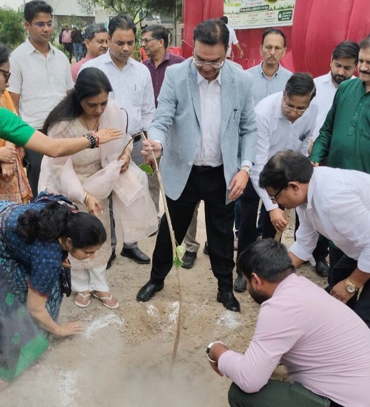 GNIDA Authority News : “मां के नाम एक पौधा, भविष्य के नाम हरियाली” : ग्रेटर नोएडा में शुरू हुआ मेगा ग्रीन मिशन, 5,000 पौधे लगाने का लक्ष्य, प्रशासन और उद्योग जगत का साझा अभियान बना मिसाल, उद्योगों और नागरिकों से जुड़ने की भावुक अपील, हर पौधा बनेगा मां के प्रति सम्मान और प्रकृति के प्रति जिम्मेदारी का प्रतीक 4 IMG 20260717 WA0044 converted