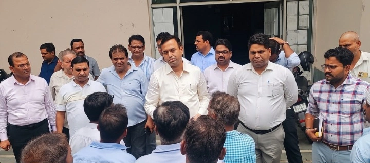 Greater Noida Authority News : अब दफ्तर नहीं, खुद सेक्टरों में पहुंचेगा प्राधिकरण!, ग्रेटर नोएडा में 'डोर-टू-डोर समाधान अभियान' की शुरुआत, अल्फा-1 से खुला विकास का नया अध्याय, सीईओ एनजी रवि कुमार की पहल पर हर शिकायत का होगा मौके पर निस्तारण 1 IMG 20260721 WA0030 converted