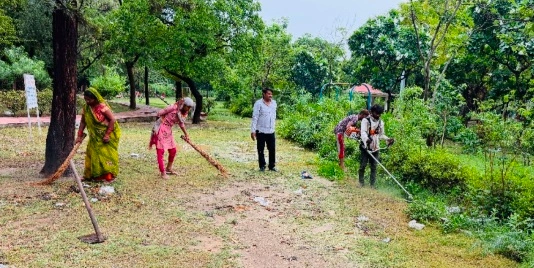 Breaking News : "रफ़्तार टुडे की खबर का बड़ा असर!, बदहाल अशोक वाटिका पार्क की बदली तस्वीर, प्रशासन हरकत में आया—सेक्टरवासियों की वर्षों पुरानी मांग पर शुरू हुआ कायाकल्प, अब 8–10 दिन में दिखेगा नया रूप", एक्टिव सिटीजन टीम ने जताया आभार 1 Screenshot 20260706 110856 Gallery converted 1