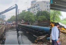 Noida Authority News : 20 घंटे की मूसलाधार बारिश के बाद भी अलर्ट रहा नोएडा प्राधिकरण, 10 वर्क सर्किलों की टीमें रहीं मैदान में; 320 किमी नालों की सफाई, 24x7 कंट्रोल रूम और QRT ने संभाला मोर्चा, लो-लाइंग क्षेत्रों पर विशेष नजर, डीजल पंपसेट से रोका जलभराव, नोएडा ऑथोरिटी के सीईओ कृष्णा करुणेश ने कल दिए थे निर्देश 19 Screenshot 20260710 194000 PicCollage converted