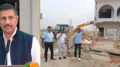 Yamuna Authority News : 450 करोड़ की अवैध कॉलोनियों पर गरजा बुलडोजर, 1.5 लाख वर्गमीटर जमीन पर चला यमुना प्राधिकरण का सबसे बड़ा अभियान!, एयरपोर्ट के आसपास भू-माफियाओं में मचा हड़कंप, निवेशकों को भी दी गई बड़ी चेतावनी, मरोरगढ़ी और टप्पल क्षेत्र में चला व्यापक ध्वस्तीकरण अभियान, सीईओ राकेश कुमार सिंह के निर्देश पर हुई सख्त कार्रवाई 12 Screenshot 20260710 201324 PicCollage converted
