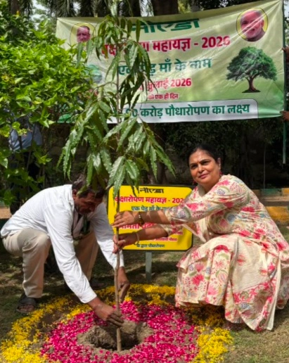 Noida Authority News : "एक पेड़ माँ के नाम 3.0" से हरियाली की नई क्रांति, नोएडा में मुख्यमंत्री योगी के अभियान को मिला जनसैलाब, हजारों पौधों के साथ पर्यावरण संरक्षण का लिया संकल्प, मुख्यमंत्री योगी आदित्यनाथ के नेतृत्व में चला महाअभियान, प्राधिकरण के अध्यक्ष दीपक कुमार, सीईओ कृष्णा करुणेश, YEIDA के CEO आर.के. सिंह, नोएडा प्राधिकरण की ACEO वंदना त्रिपाठी सहित अनेक वरिष्ठ अधिकारियों ने स्वयं पौधे लगाकर अभियान की शुरुआत की 3 Screenshot 20260712 221505 Gallery converted
