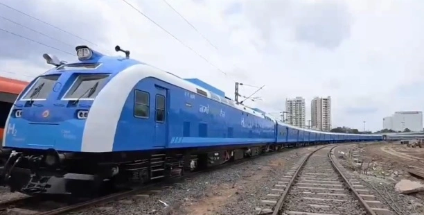 Hydrogen Railway News : धुएं को कहेगी अलविदा, पानी छोड़कर दौड़ेगी भारत की पहली हाइड्रोजन ट्रेन!, सिर्फ ₹5 से सफर, रेलवे ने रच दिया इतिहास—जानिए कैसे बदलेगी देश की रेल यात्रा की तस्वीर, 10 कोच, करीब 2500 यात्री और बेहद किफायती किराया, रेलवे के हरित मिशन को मिलेगी नई ताकत, 75 किमी प्रति घंटा से होगी शुरुआत, आगे बढ़ेगी रफ्तार 2 Screenshot 20260717 144405 X converted