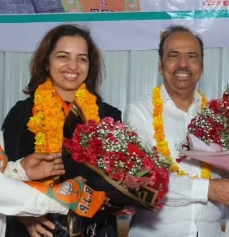 Breaking BJP News : 72 हजार वर्ग मीटर के GH-11 प्लॉट को लेकर बड़ा विवाद, पूर्व GNIDA अधिकारी समेत 14 लोगों पर FIR; फर्जी दस्तावेज, रकम हड़पने और धमकी के गंभीर आरोप, 20 हजार वर्ग मीटर जमीन की सब-लीज का आरोप भाजपा से टिकट मांग रही कुशाल सिंह ,पति रविंद्र तोंगड़ पर FIR दर्ज 1 FB IMG 1787322344612 converted