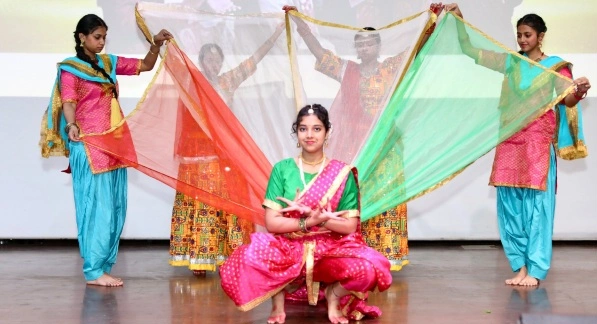 Sharda University News : शारदा यूनिवर्सिटी में 'नशा मुक्त युवा फॉर विकसित भारत' अभियान का आयोजन, युवाओं ने ली नशा मुक्त भारत बनाने की शपथ, गौतमबुद्ध नगर के CDO भाल चंद्र त्रिपाठी ने दीप प्रज्वलित कर किया, शारदा यूनिवर्सिटी के विद्यार्थियों ने एक प्रभावशाली नुक्कड़ नाटक प्रस्तुत किया 2 IMG 20260807 WA0022 converted